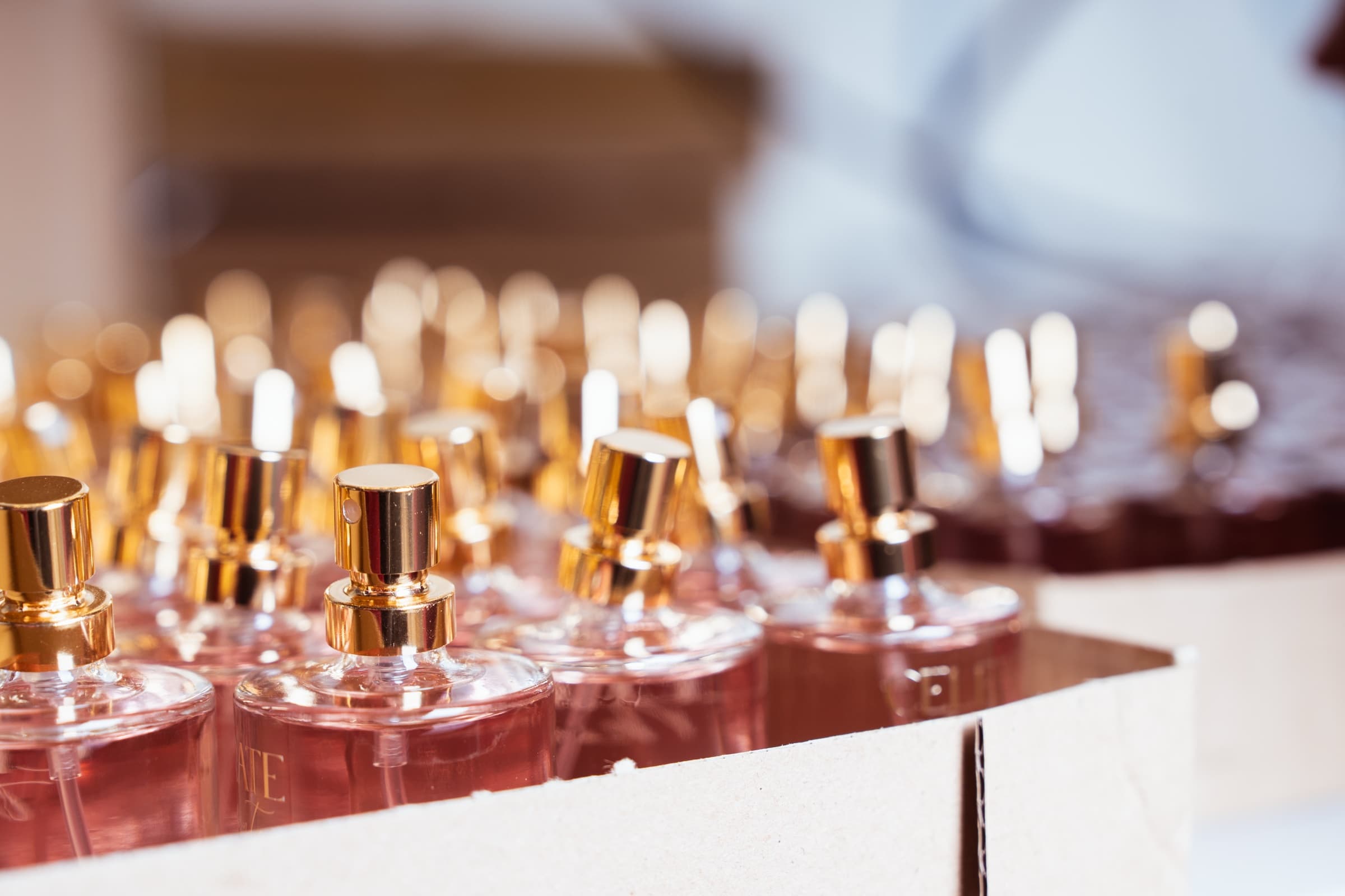 Flakony perfum z atomizerami w opakowaniu zbiorczym - produkcja private label