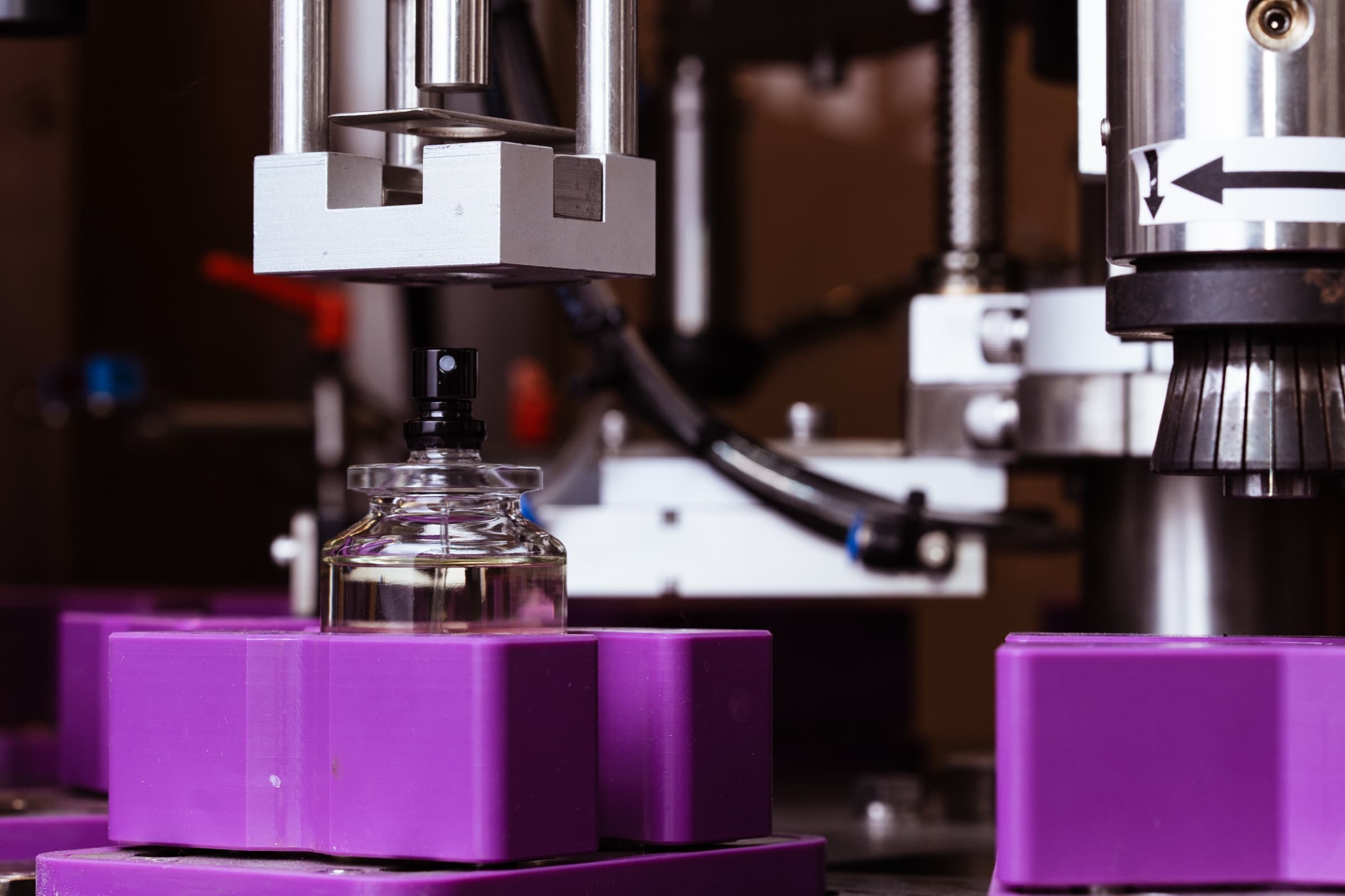 Maszyna nakręcająca atomizer na flakon perfum