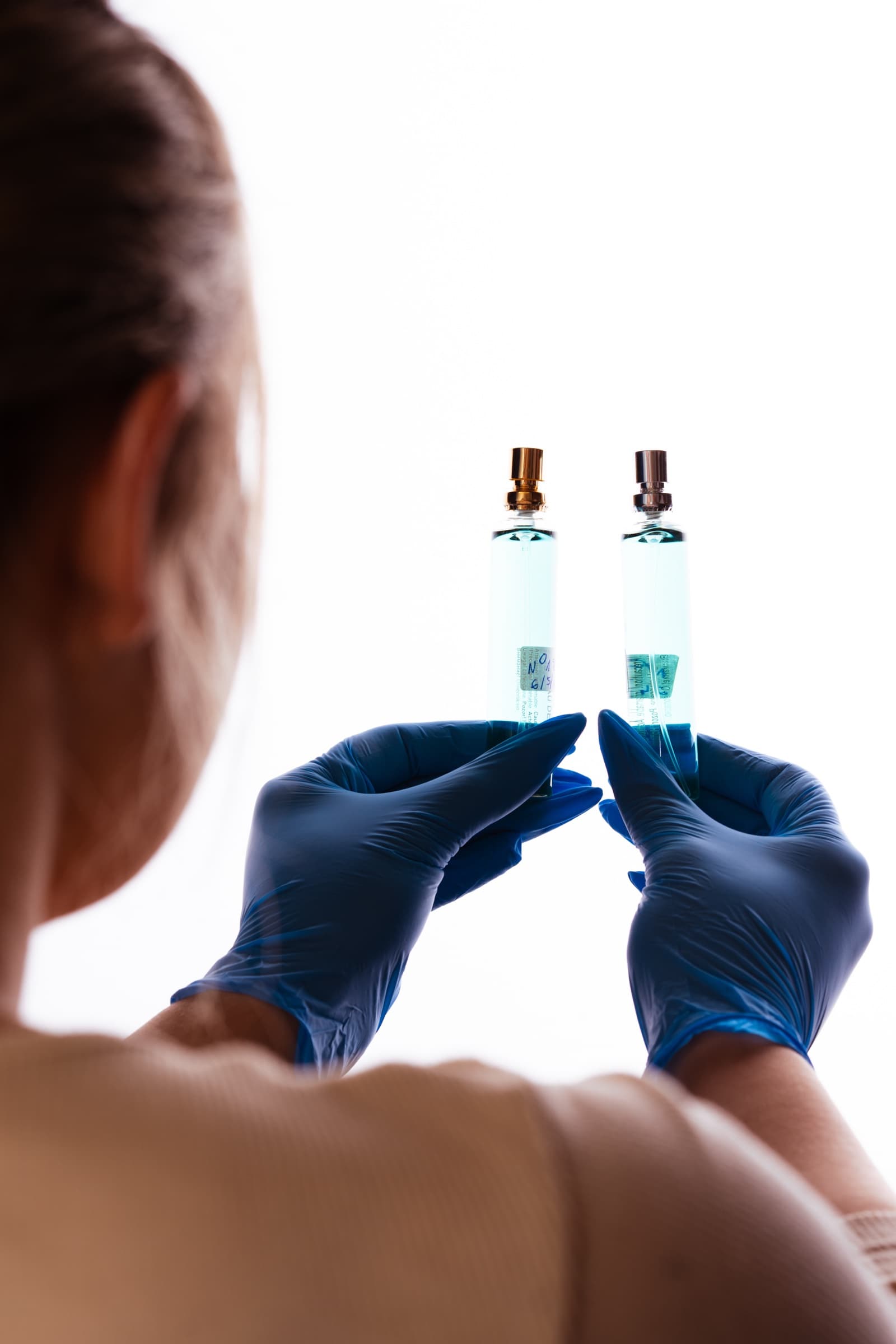 Porównanie dwóch sampli kompozycji zapachowej w fiolkach laboratoryjnych